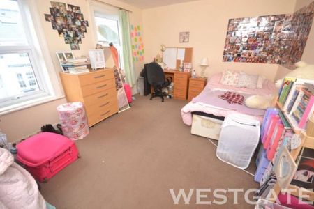 4 Bed - Blenheim Road, Town - Photo 3