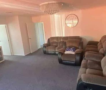 Charming 4BR Home in Pukekohe! - Photo 1