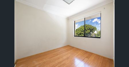 Five-minute walk to foreshore parklands and ferry - Photo 3