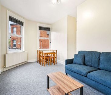 A spacious one double bedroom apartment with open plan kitchen/rece... - Photo 3