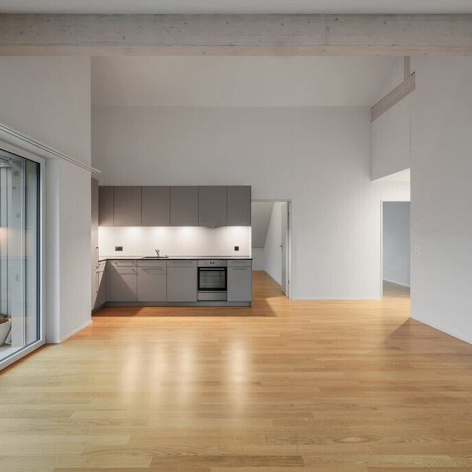 Schöne Dachwohnung mit zwei Balkonen - Foto 1