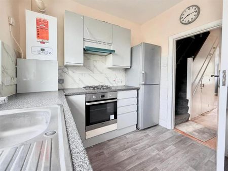 4 bedroom apartment to rent - Photo 4