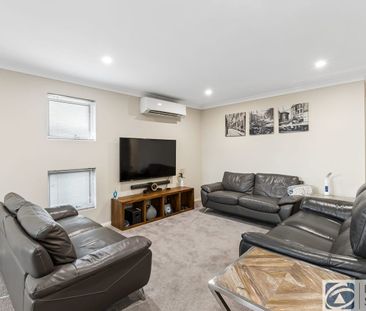 Gorgeous modern & secure home in sought after pocket - Photo 1