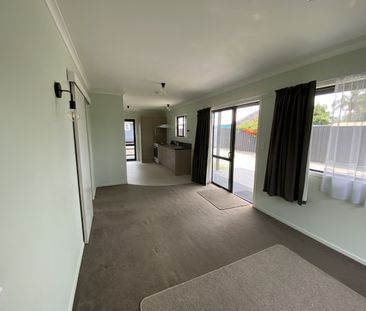 Built in 2010, this tidy and light-filled two-bedroom cottage offer... - Photo 2