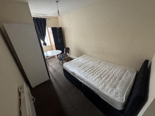 1 bedroom in a flat share to rent - Photo 1