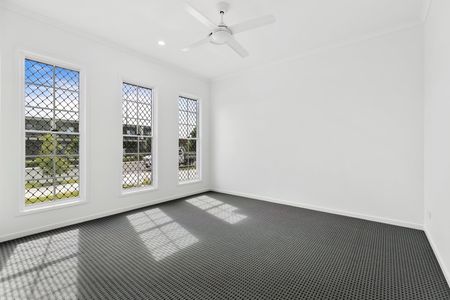 Family Home in Palmview - Photo 5