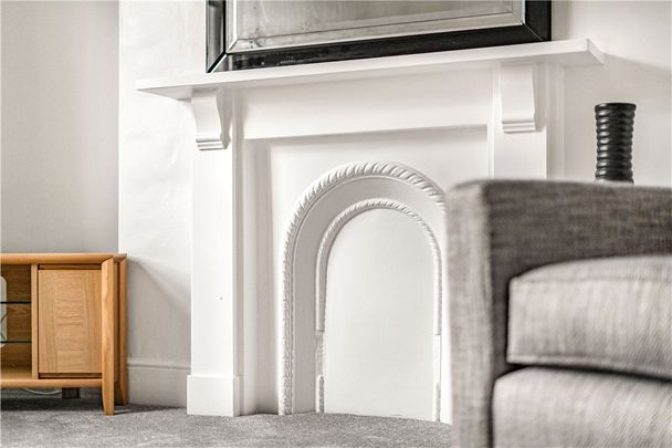 A newly decorated spacious split level apartment with bedroom and separate study. The property benefits from having newly laid carpets and is offered on a furnished basis. - Photo 1