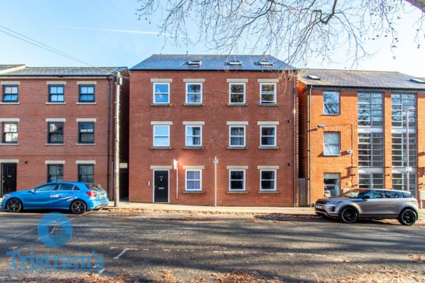 References Pending - 3 bed Apartment - Photo 1