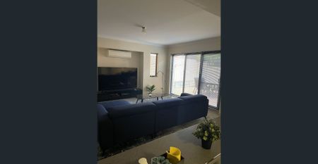 Spacious 3 bed 2 1/2 bathroom stylish home Furnished ready to go! - Photo 4