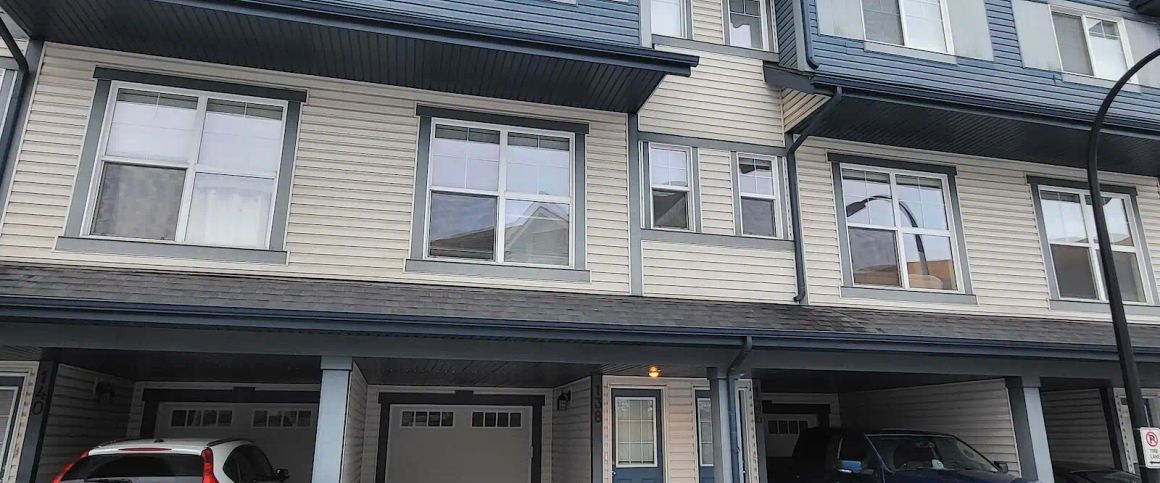 Cozy 2 bedrooms townhouse close to transits and shopping — 2 Bedrooms Townhouse - Photo 1