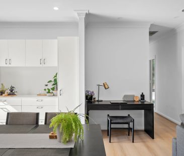 Renovated Rear Charming Unit With Brilliant Location - Photo 6