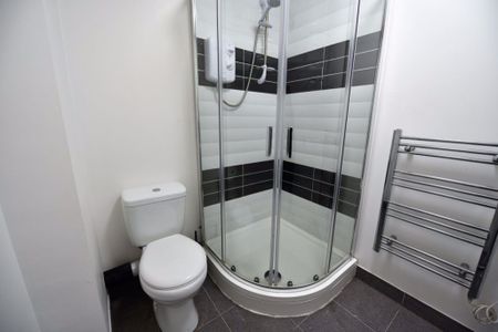 2 bedroom Flat in Flat 2, Leeds - Photo 5