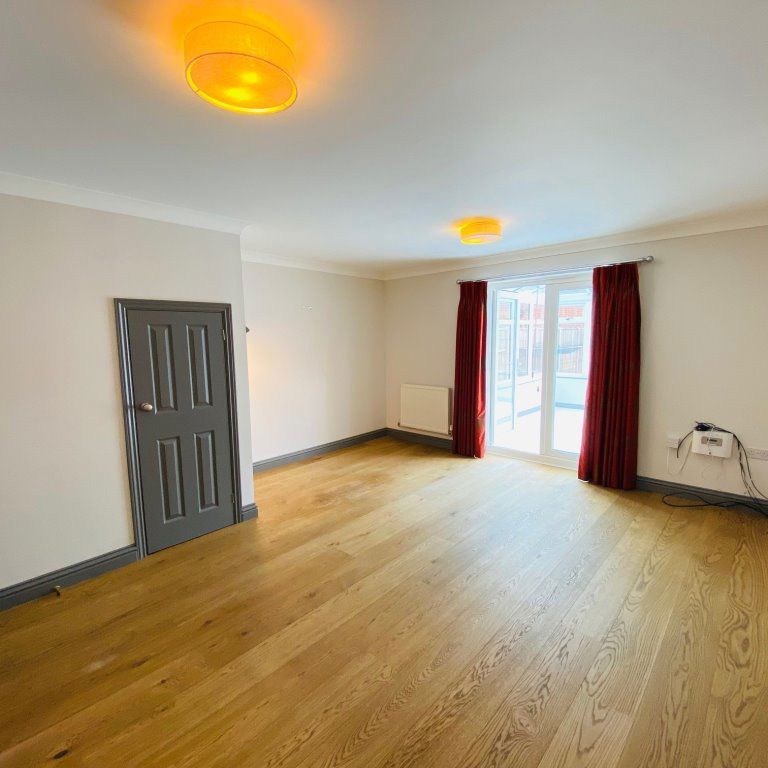 20, The Meadows**, Chichester - Photo 1