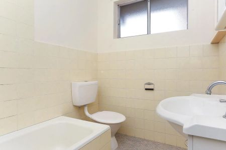 Spacious Apartment in a Cul De Sac - Photo 5