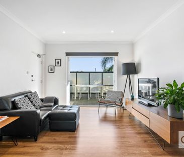 Open the Door to Stylish, Easy Living - Photo 2