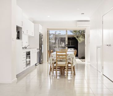 Discover this stylish and inviting contemporary townhouse, designed... - Photo 2