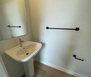 New 2-Storey 3-bed 2.5-Bath Upper Suite in Edgemont - Photo 1