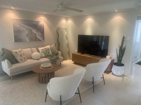 Bedroom with individual study room and bathroom - Photo 3