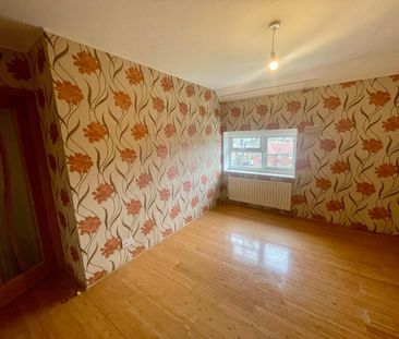 Welcome to this charming terraced house. Boasting three bedrooms, a... - Photo 4