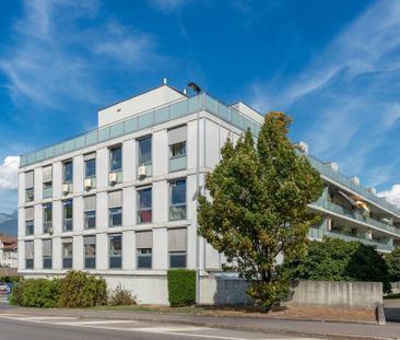 Charmant appartement de 2.5 pièces avec grand balcon au centre-ville - Photo 2