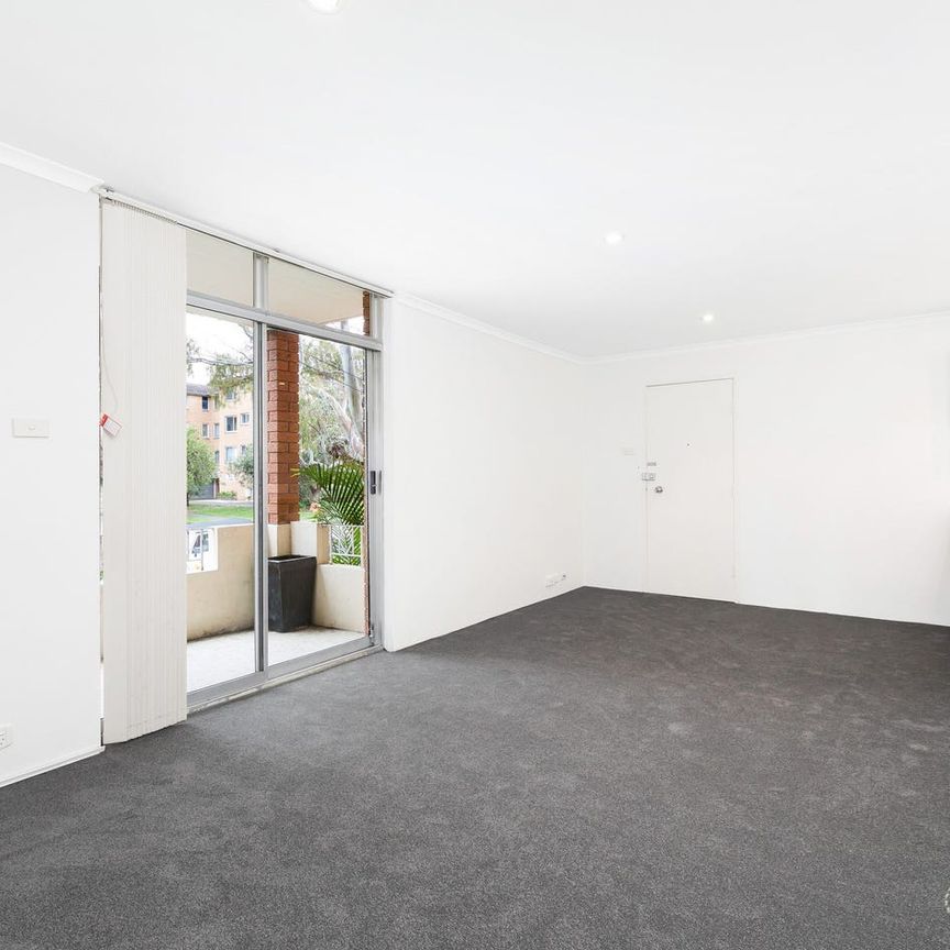 Prime Cronulla Location: Light-Filled Apartment with Lock-Up Garage - Photo 1
