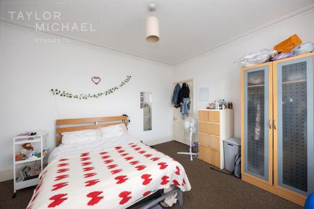 5 bedroom end of terrace house to rent - Photo 4