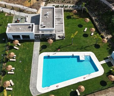 Middle Floor Apartment in Estepona - Photo 2
