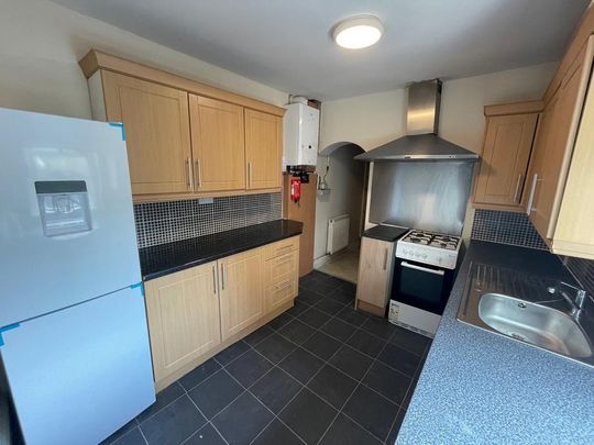 4 bedroom end of terrace house to rent - Photo 1