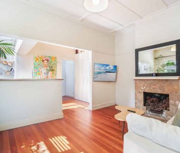 A Charming Retreat with Pet-Friendly Comfort - Photo 2