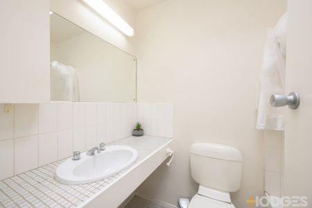 Sun filled 2 bedroom 2 bathroom penthouse apartment with city views and rooftop terrace! - Photo 2