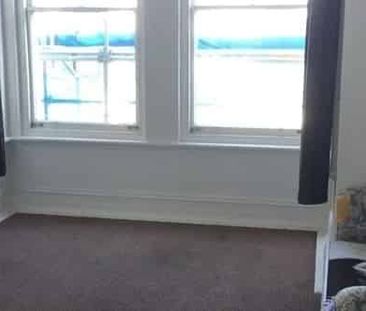 Centrally located flat to uni at a great price - Photo 5