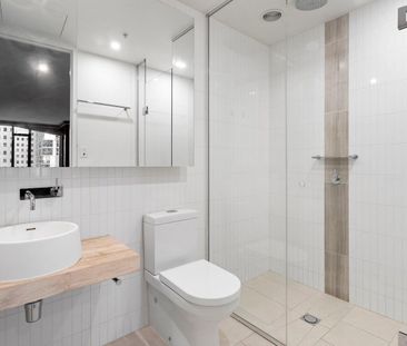 BRIGHT & STUNNING, COMFORTABLE STUDIO! - Photo 3