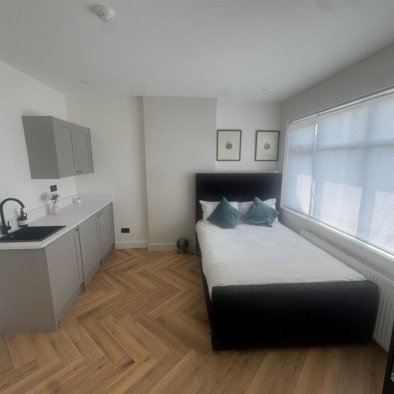 Studio to rent - Photo 1