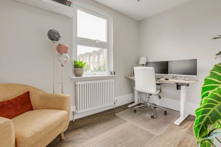 3 bedroom house in London - Photo 2