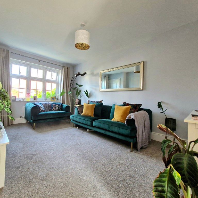 2 bedroom end of terrace to let - Photo 1