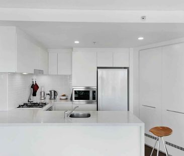 Fully Furnished Executive Apartment with Dazzling Harbour Views - Photo 1