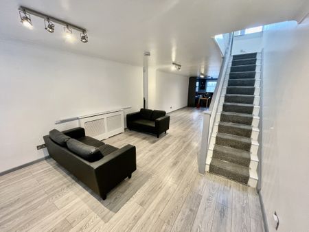 Modern and Newly Refurbished Detached House! Amazing Living Space & Garden, N8 0JX - Photo 4