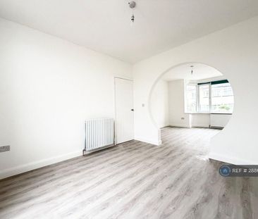 5 bedroom semi-detached house to rent - Photo 2