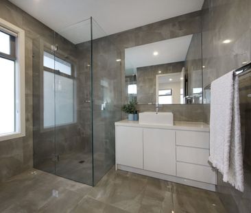 Sleek & Spacious Townhouse in a Quiet Oakleigh East Location - Photo 3