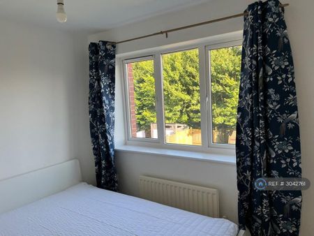 4 bedroom semi-detached house to rent - Photo 5