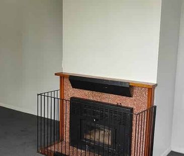 3BR Home in Marchwiel! Lawns included! - Photo 2