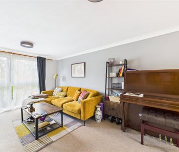 2 bedroom Maisonette in Hillbrow, Reading - Photo 2