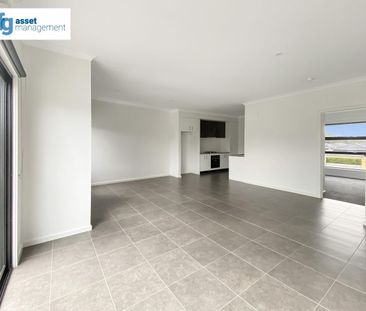 Modern 3-Bedroom Townhouse in a Prime Pakenham Location! - Photo 3