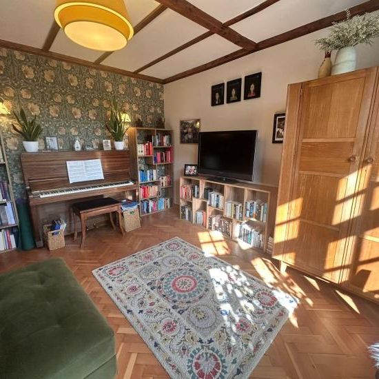 Lovely double room in family home - Photo 1