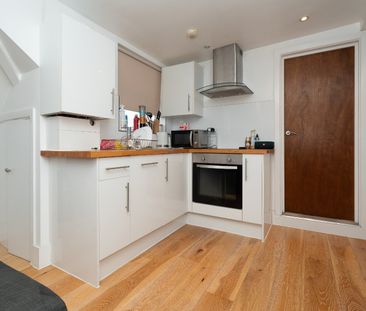 Flat 5 64 Chalk Hill - Photo 6