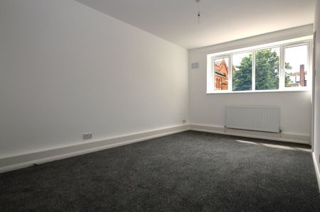 Flat to rent - Knighton Park Road, London, SE26 - Photo 5