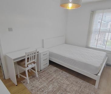 1 bedroom in a flat share to rent - Photo 3