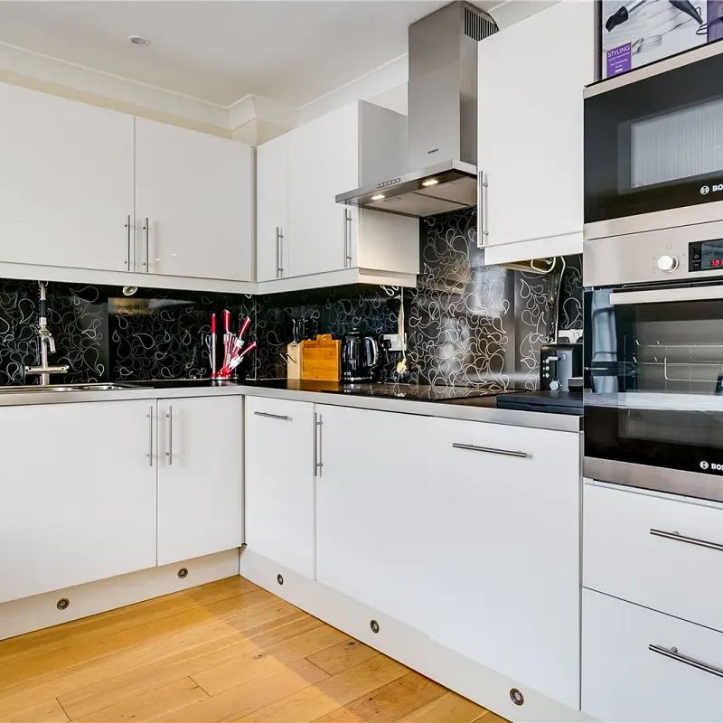 3 bedroom flat in Barnes - Photo 1