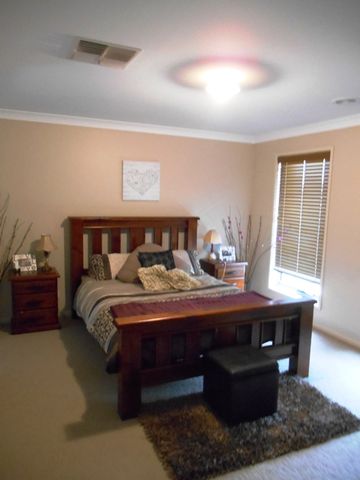 2 LYSTERFIELD LANE, Wodonga VIC 3690 - House For Rent | Domain - Photo 2