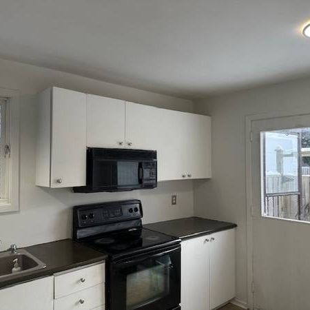 An end-unit townhouse 3+1 bedrooms in Beacon Hill North (Colonel By - Photo 1